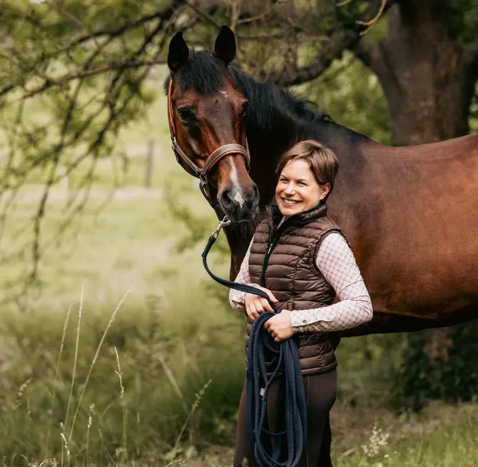 Lisa Cez aux côtés de son cheval