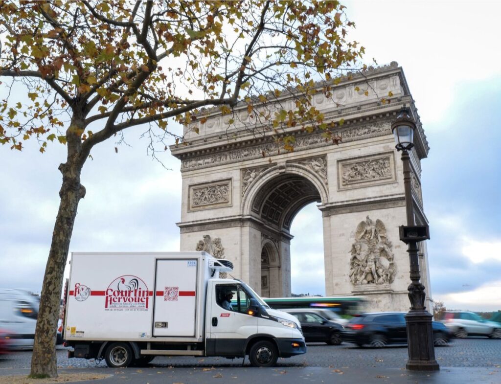Camion de livraison Courtin Hervouet devant l'Arc de Triomphe
