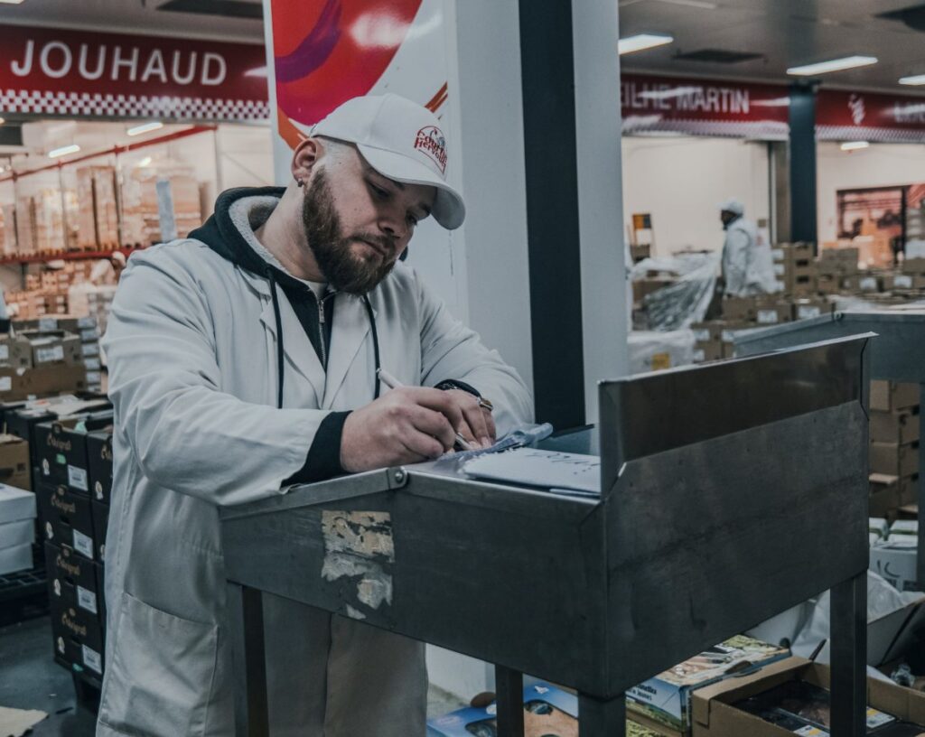 Un collaborateur Courtin Hervouet note une commande sur le carreau
