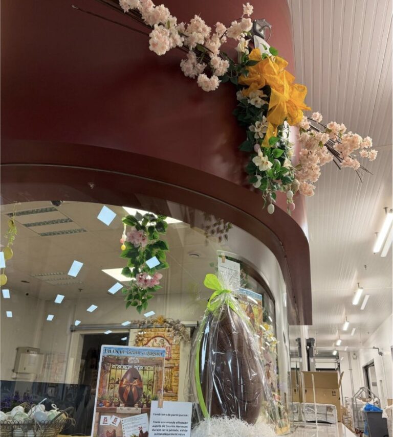 Décoration de Pâques et œuf en chocolat géant sur le carreau Courtin Hervouet